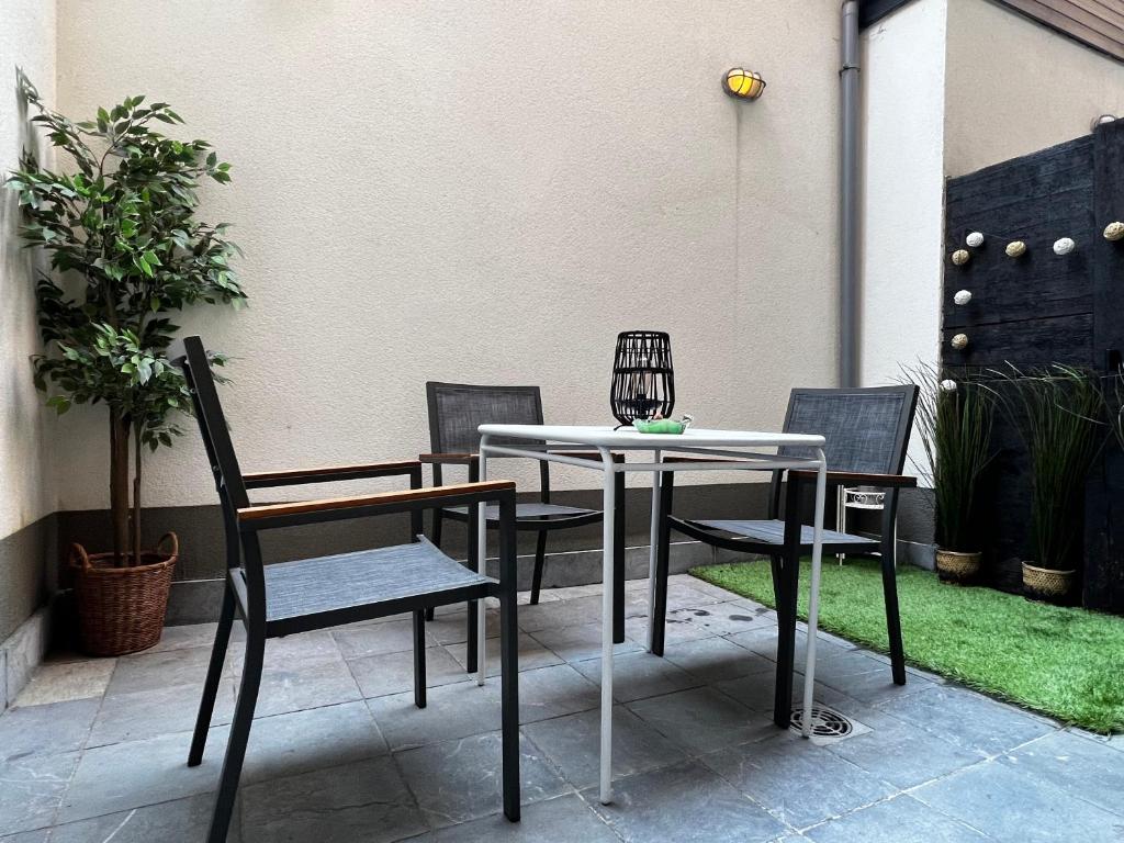 Modern cozy studio with backyard room 2