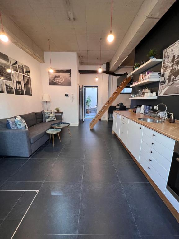 Modern cozy studio with backyard room 4