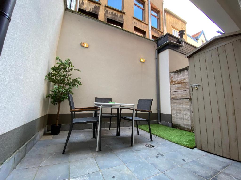 Modern cozy studio with backyard room 6